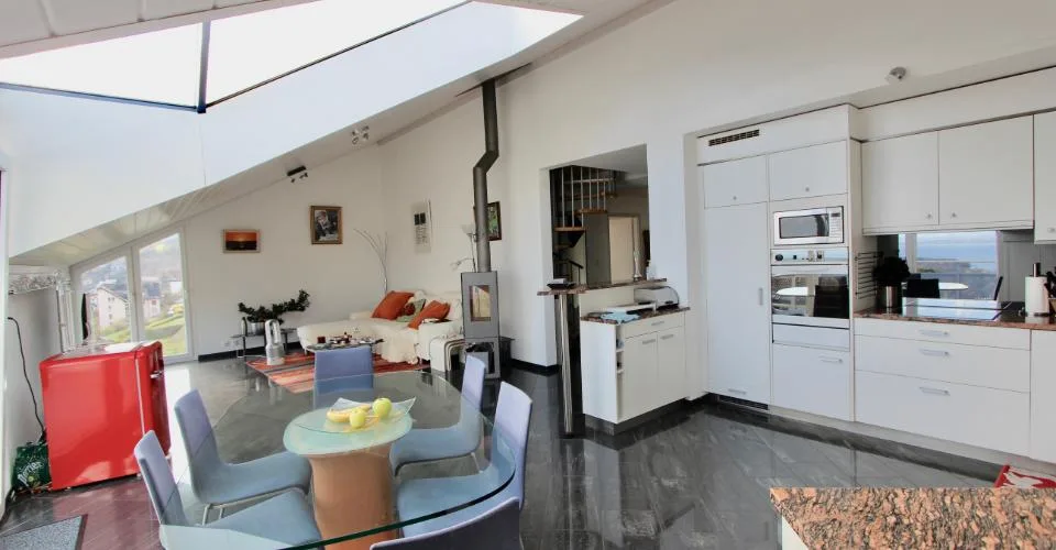 Appartement au dernier étage, sublimé par un puit de lumière et une vue sur le lace – Foto 4 von 24