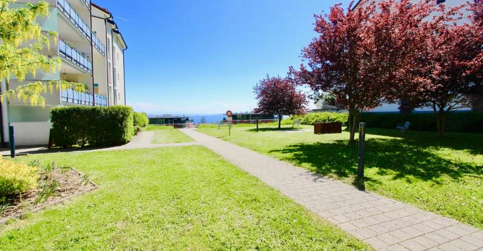 Appartement au dernier étage, sublimé par un puit de lumière et une vue sur le lace – Foto 21 von 24