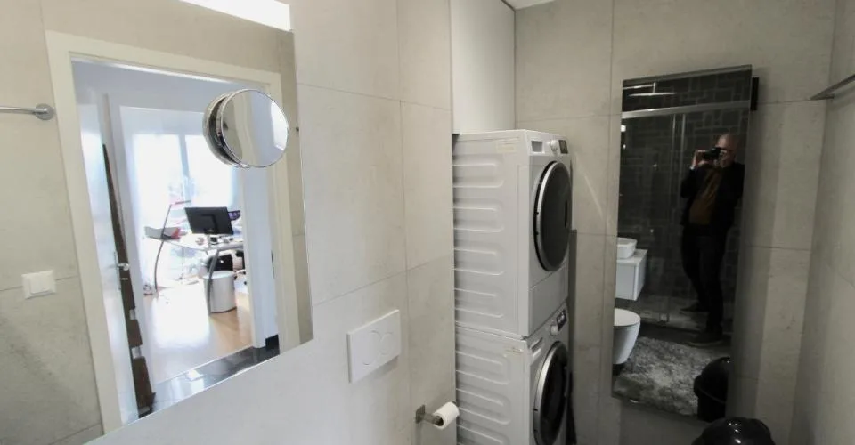 Appartement au dernier étage, sublimé par un puit de lumière et une vue sur le lace – Foto 7 von 24