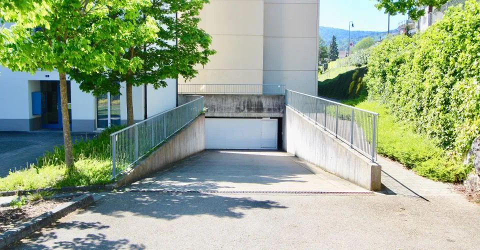 Appartement au dernier étage, sublimé par un puit de lumière et une vue sur le lace – Foto 22 von 24