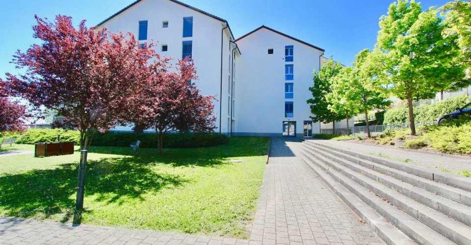 Appartement au dernier étage, sublimé par un puit de lumière et une vue sur le lace – Foto 20 von 24