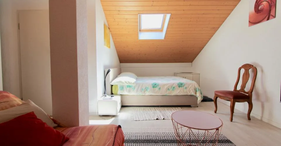 Appartement au dernier étage, sublimé par un puit de lumière et une vue sur le lace – Foto 14 von 24