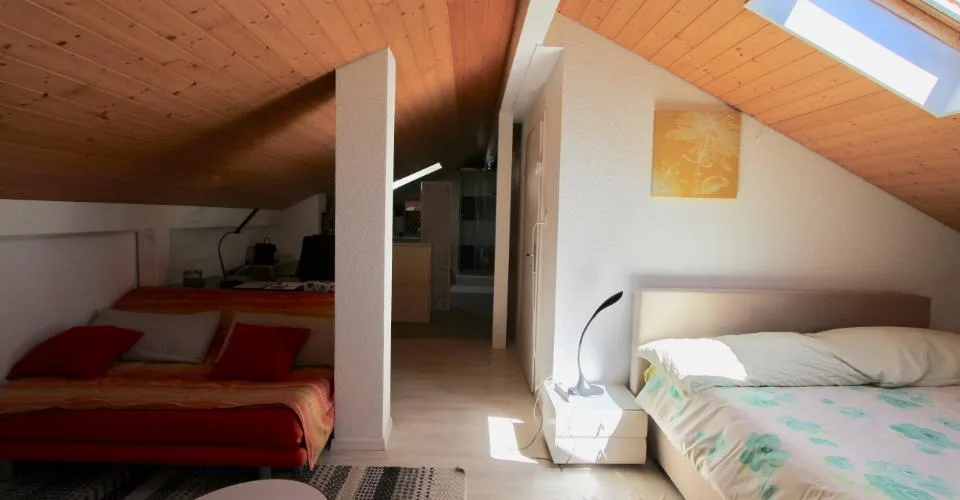 Appartement au dernier étage, sublimé par un puit de lumière et une vue sur le lace – Foto 15 von 24