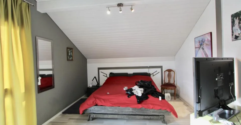 Appartement au dernier étage, sublimé par un puit de lumière et une vue sur le lace – Foto 8 von 24