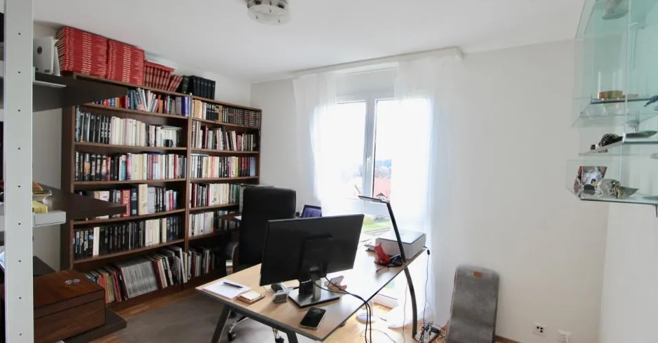 Appartement au dernier étage, sublimé par un puit de lumière et une vue sur le lace – Foto 12 von 24