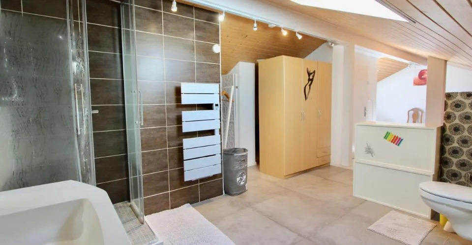 Appartement au dernier étage, sublimé par un puit de lumière et une vue sur le lace – Foto 18 von 24