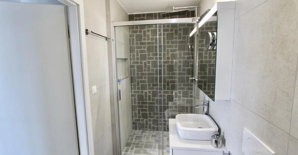 Appartement au dernier étage, sublimé par un puit de lumière et une vue sur le lace – Foto 6 von 24