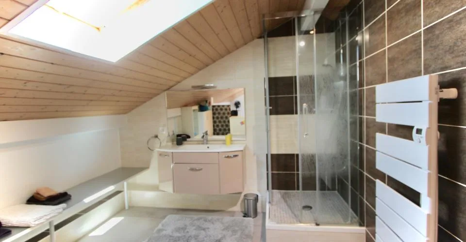 Appartement au dernier étage, sublimé par un puit de lumière et une vue sur le lace – Foto 19 von 24