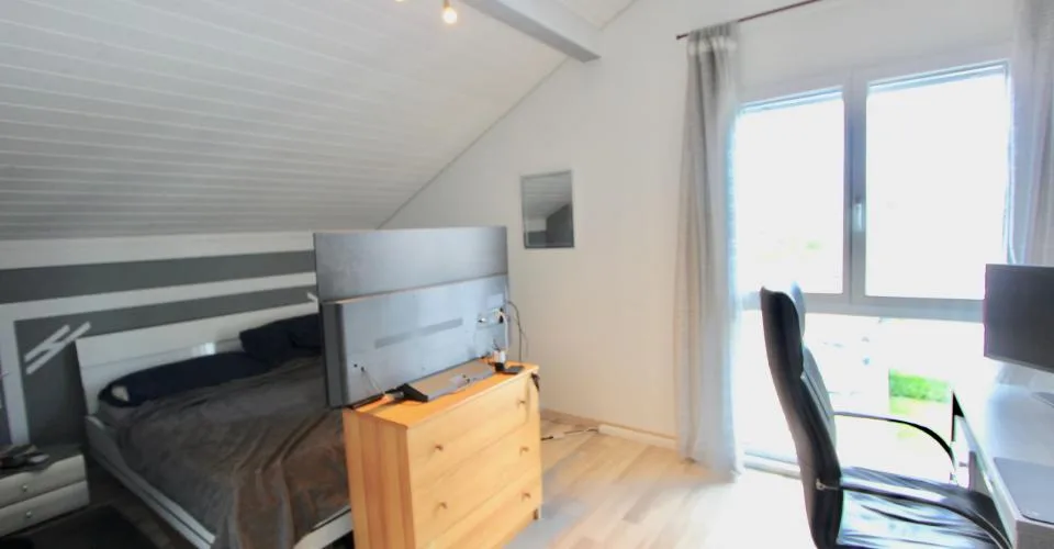 Appartement au dernier étage, sublimé par un puit de lumière et une vue sur le lace – Foto 11 von 24