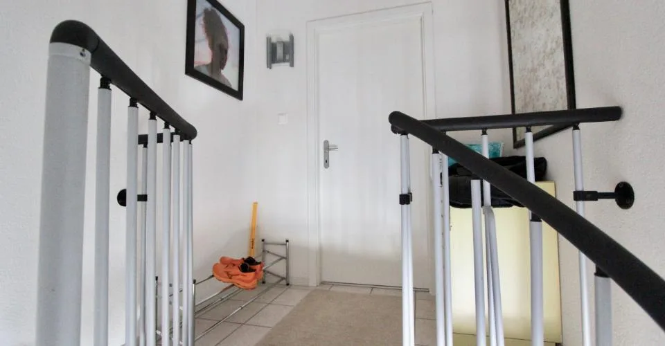 Appartement au dernier étage, sublimé par un puit de lumière et une vue sur le lace – Foto 13 von 24