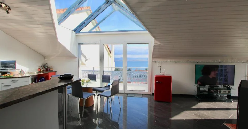 Appartement au dernier étage, sublimé par un puit de lumière et une vue sur le lace – Foto 2 von 24