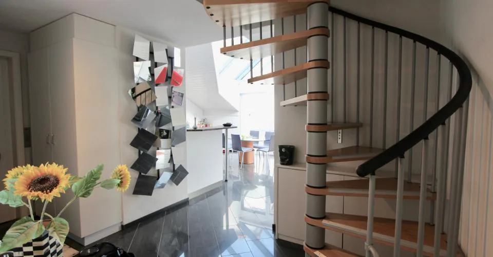 Appartement au dernier étage, sublimé par un puit de lumière et une vue sur le lace – Foto 3 von 24