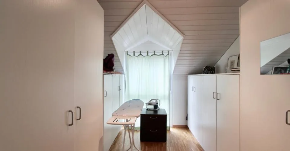 Appartement au dernier étage, sublimé par un puit de lumière et une vue sur le lace – Foto 10 von 24