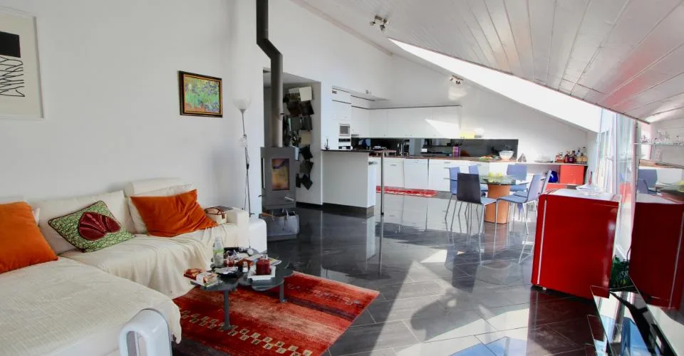 Appartement au dernier étage, sublimé par un puit de lumière et une vue sur le lace – Foto 5 von 24