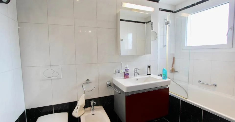 Appartement au dernier étage, sublimé par un puit de lumière et une vue sur le lace – Foto 9 von 24