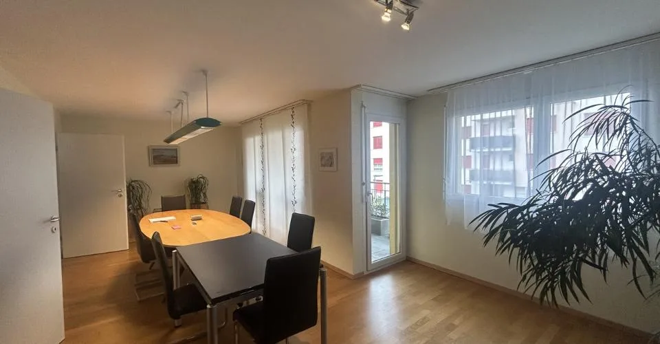 A louer Superbes locaux professionnels de 3.5 pièces Avec parking