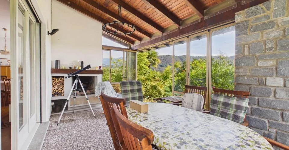 Terrain de 1'000 m², grand potentiel de rénovation et pergola avec cheminée – photo 33 sur 35