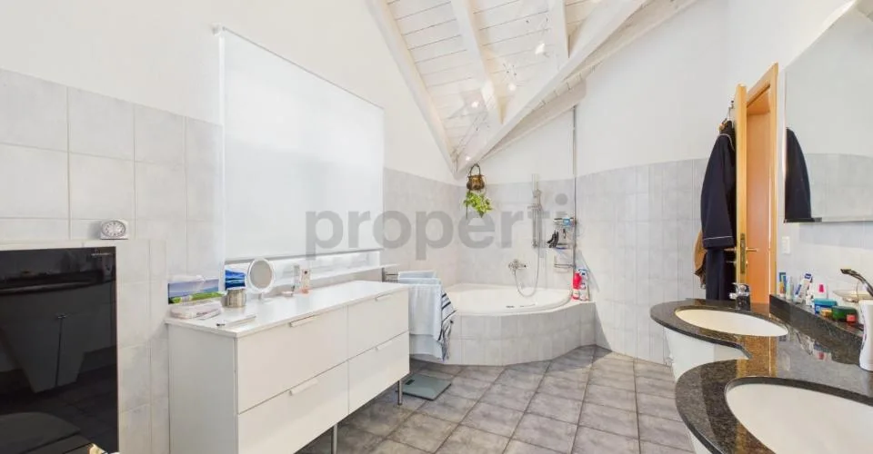 Grosser Garten zur Alleinnutzung, 250 m² Terrasse und flexible Raumaufteilung (4.5 - 5.5 Zimmer)
