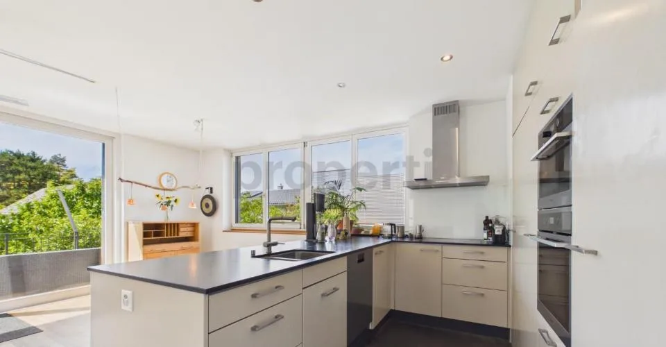 Grosszügiger Garten mit Obstbäumen, frisch gestrichene Innenräume und ruhige Lage