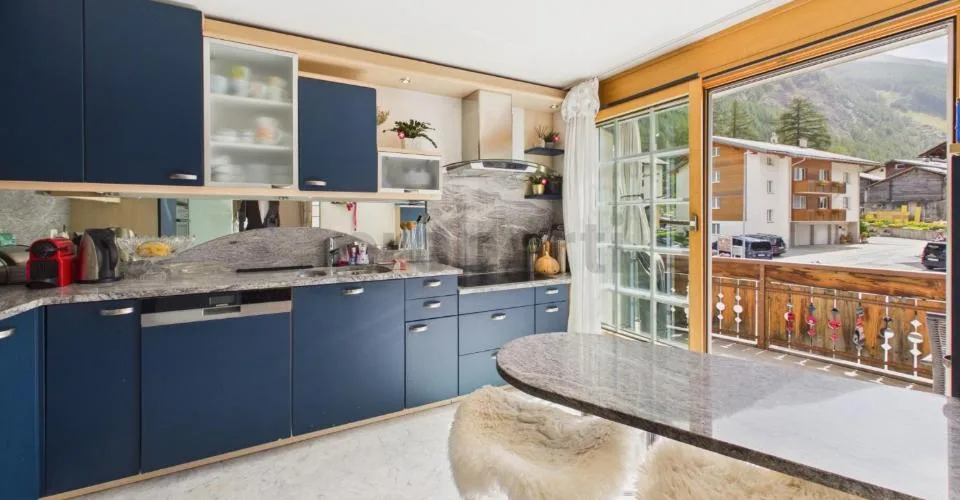 Doppelgarage plus 3 Aussenparkplätze, gemütlicher Kamin und fantastisches Bergpanorama – Foto 18 von 30