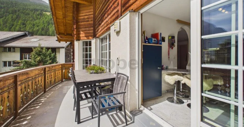 Doppelgarage plus 3 Aussenparkplätze, gemütlicher Kamin und fantastisches Bergpanorama – Foto 19 von 30