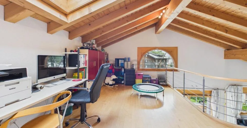 Doppelgarage plus 3 Aussenparkplätze, gemütlicher Kamin und fantastisches Bergpanorama – Foto 25 von 30