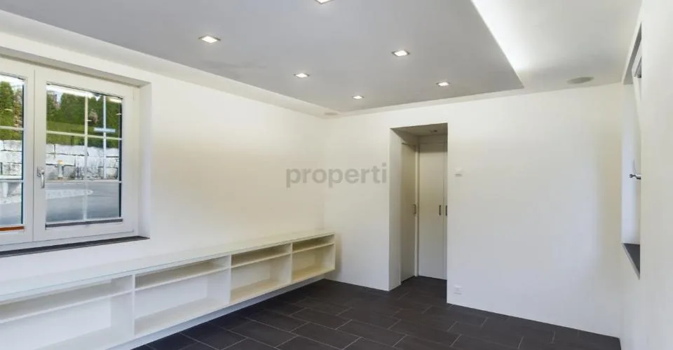 Soffitti alti, terrazza di 28 m² con vista sul centro storico del villaggio e ufficio separato al piano terra