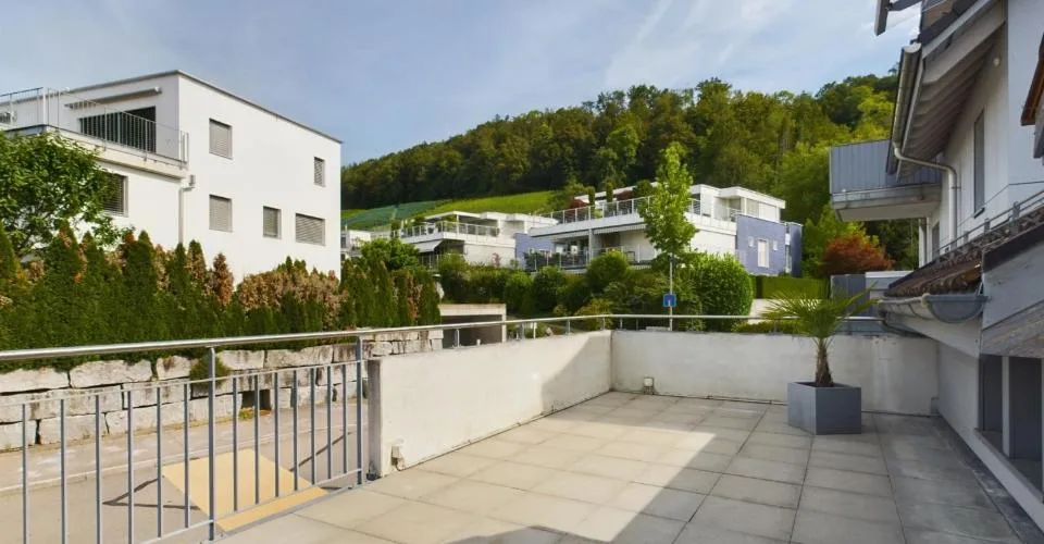 Soffitti alti, terrazza di 28 m² con vista sul centro storico del villaggio e ufficio separato al piano terra
