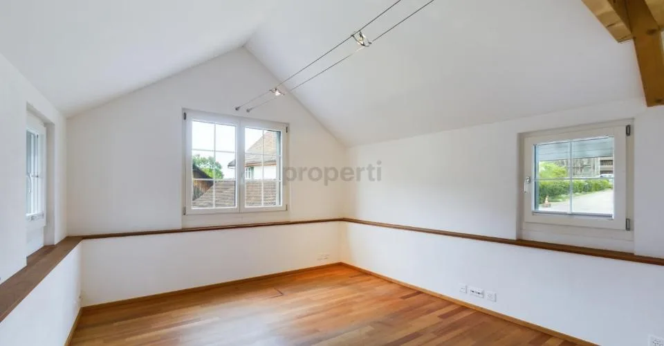 Soffitti alti, terrazza di 28 m² con vista sul centro storico del villaggio e ufficio separato al piano terra
