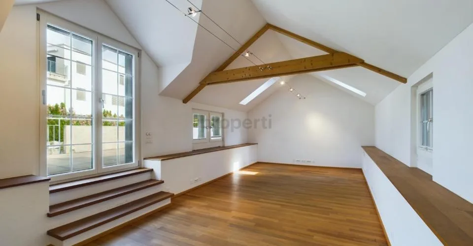 Soffitti alti, terrazza di 28 m² con vista sul centro storico del villaggio e ufficio separato al piano terra