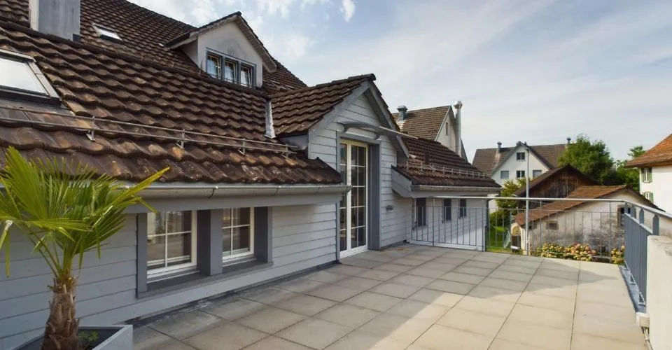 Soffitti alti, terrazza di 28 m² con vista sul centro storico del villaggio e ufficio separato al piano terra