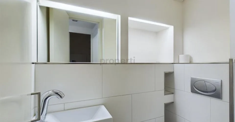 Soffitti alti, terrazza di 28 m² con vista sul centro storico del villaggio e ufficio separato al piano terra