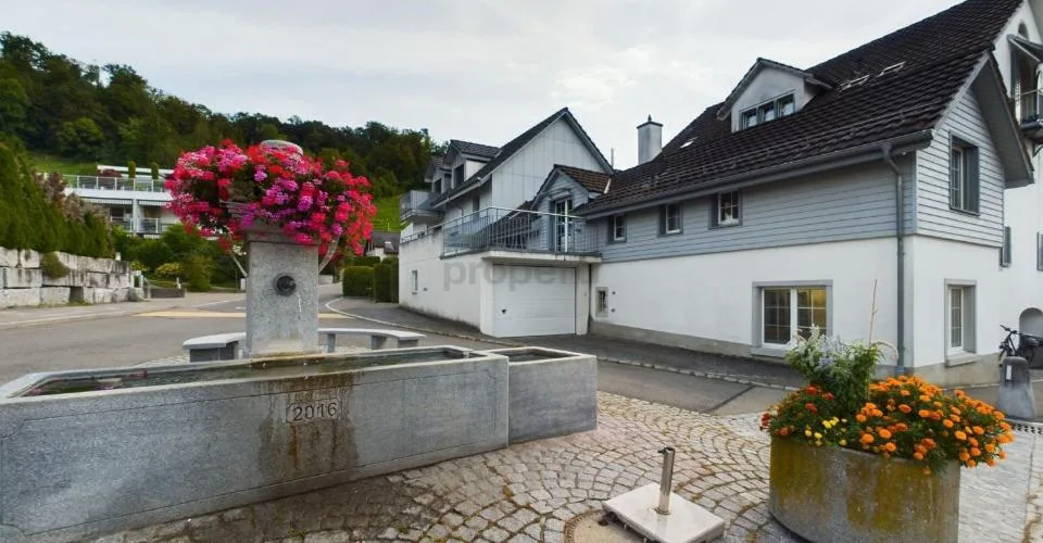 Soffitti alti, terrazza di 28 m² con vista sul centro storico del villaggio e ufficio separato al piano terra