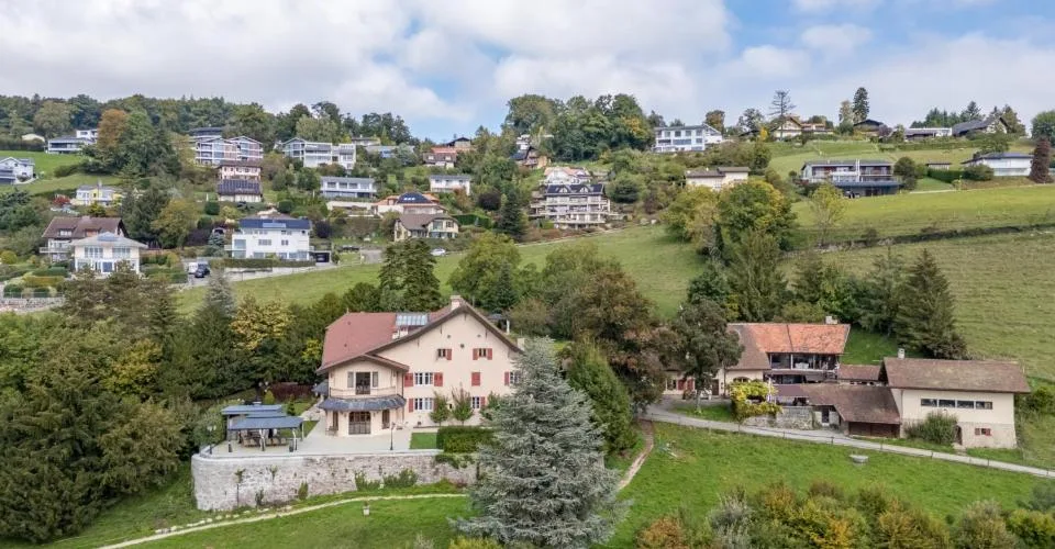 DOMIZIL MIT AUSSERGEWÖHNLICHER PANORAMASICHT AUF DEN SEE – Foto 14 von 25