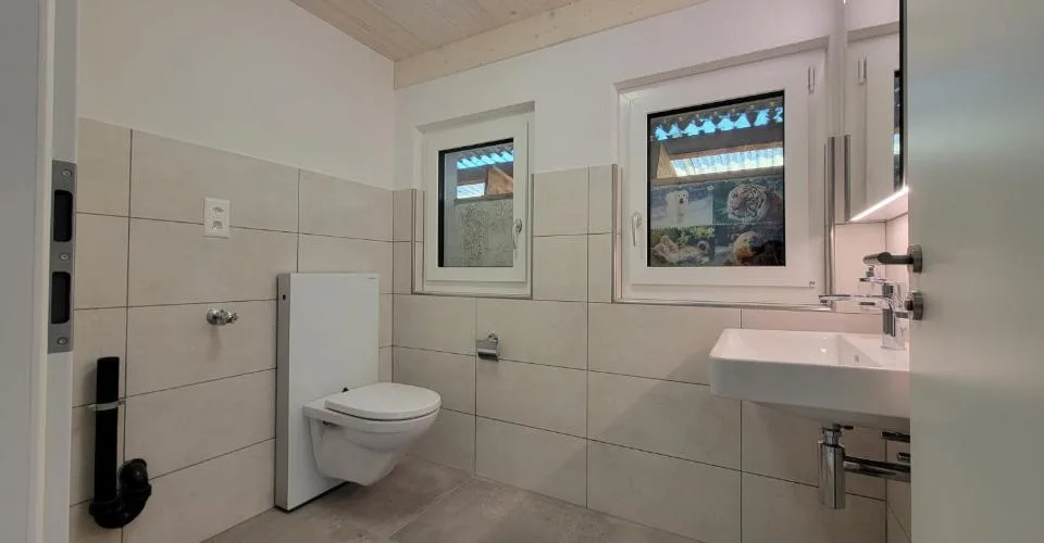 Plafonds hauts dans le salon, grenier moderne rénové en 2024 et expansion élégante