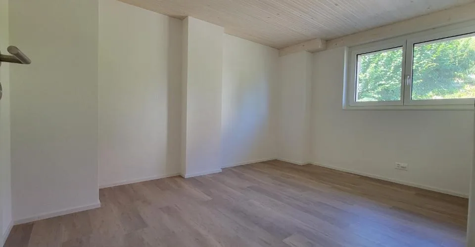 Plafonds hauts dans le salon, grenier moderne rénové en 2024 et expansion élégante