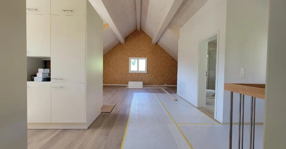 Plafonds hauts dans le salon, grenier moderne rénové en 2024 et expansion élégante