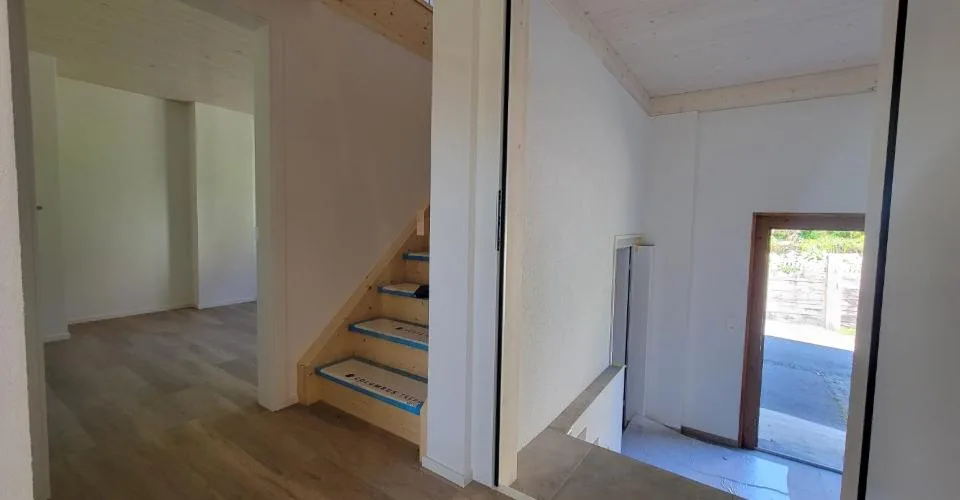 Plafonds hauts dans le salon, grenier moderne rénové en 2024 et expansion élégante