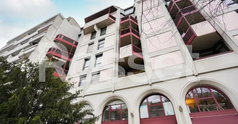Bel appartement de 3 pièces situé au 6ème étage dans un immeuble avec ascenseur dans le quartier de Carouge. Il se compose de la manière suivante: Une séjour-salle à manger, une cuisine équipée (hotte et four uniquement), une chambre à coucher, une sall