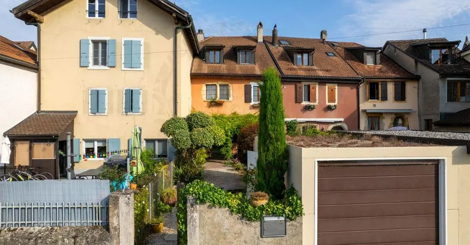 Ein verrückter Charme für dieses Haus mit Garten und Blick auf den Neuenburgersee – Foto 2 von 25