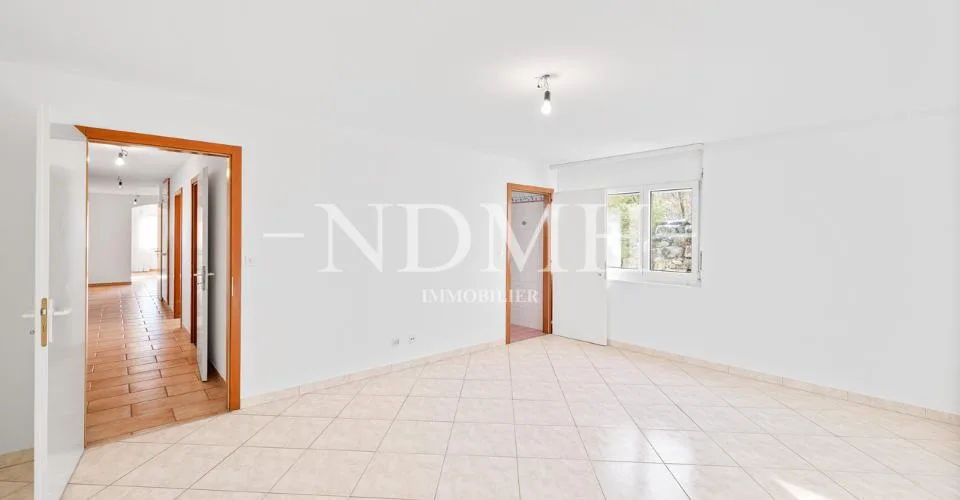 Large villa with two independent apartments – photo 18 of 24