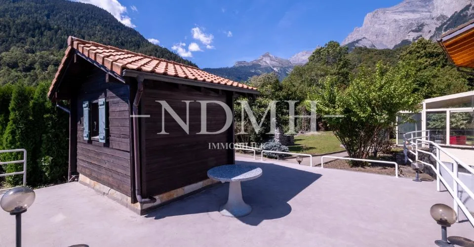 Large villa with two independent apartments – photo 22 of 24