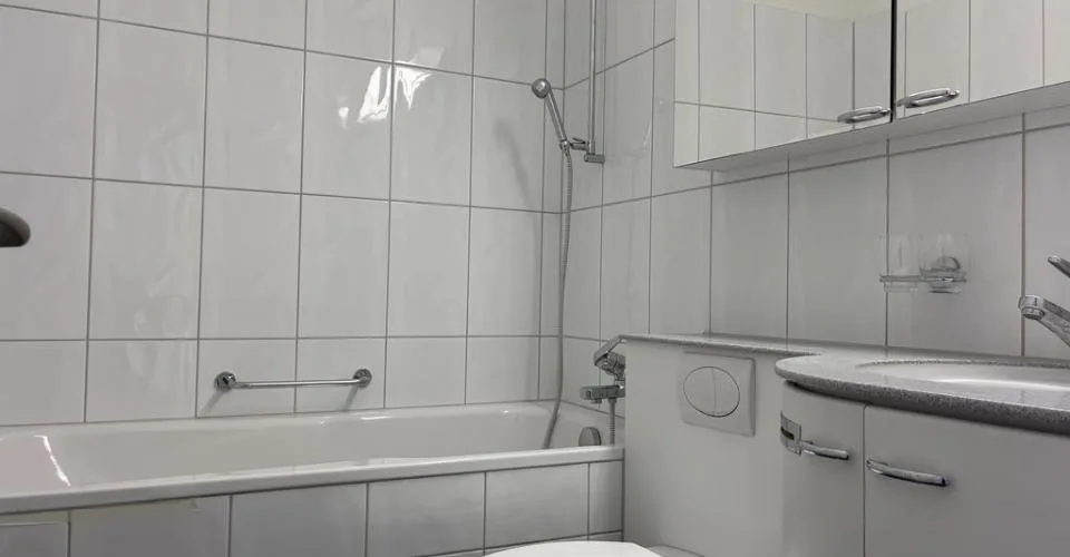 4 1/2-Zimmerwohnung mit 2 Nasszellen und Balkon – Foto 3 von 18