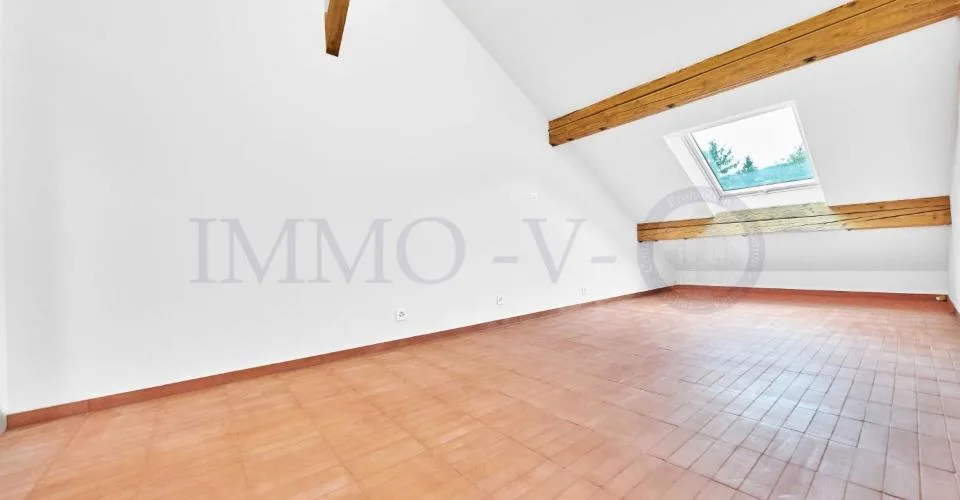 GERÄUMIGE RENOVIERTE PENTHOUSE MIT IDEALER LAGE