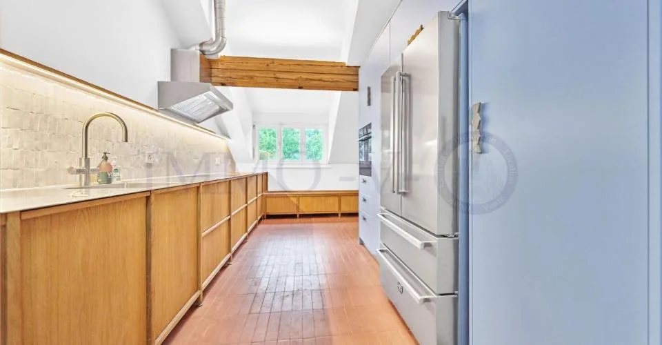 GERÄUMIGE RENOVIERTE PENTHOUSE MIT IDEALER LAGE
