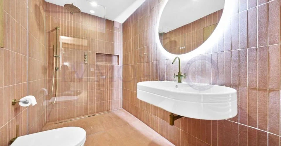 GERÄUMIGE RENOVIERTE PENTHOUSE MIT IDEALER LAGE