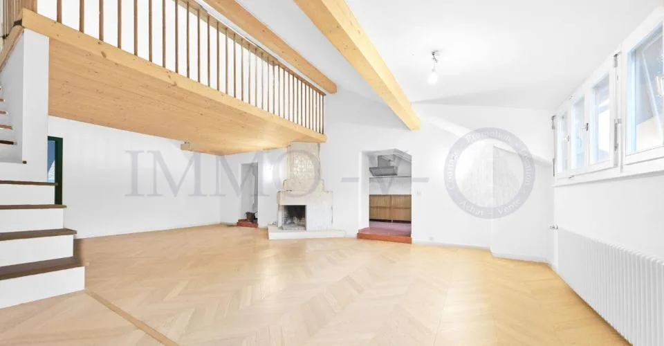 GERÄUMIGE RENOVIERTE PENTHOUSE MIT IDEALER LAGE