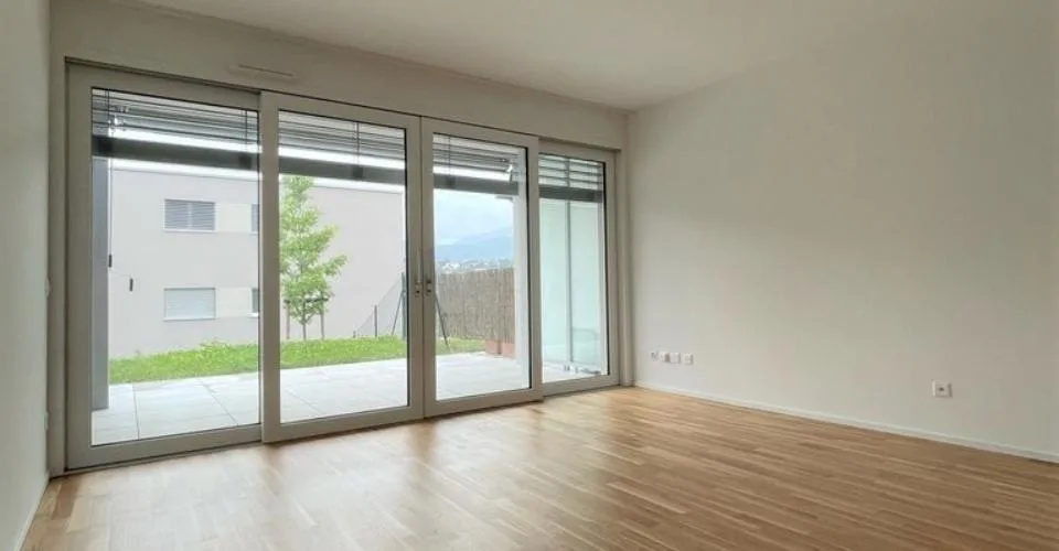Appartement moderne et lumineux de 3,5 pièces immergé dans le verdure à Pazzallo – photo 11 sur 12