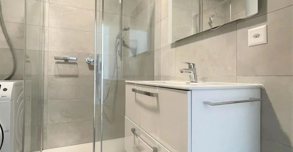 Appartement moderne et lumineux de 3,5 pièces immergé dans le verdure à Pazzallo – photo 10 sur 12