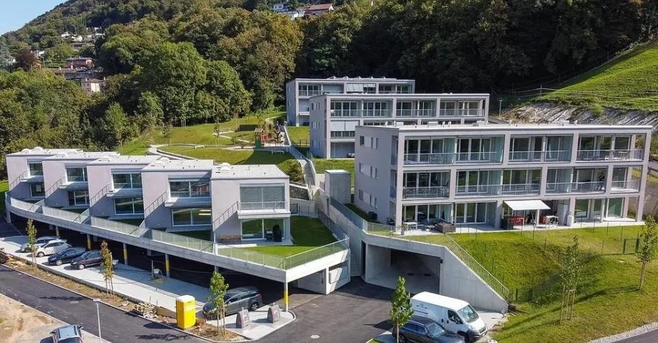 Appartement moderne et lumineux de 3,5 pièces immergé dans le verdure à Pazzallo – photo 7 sur 12